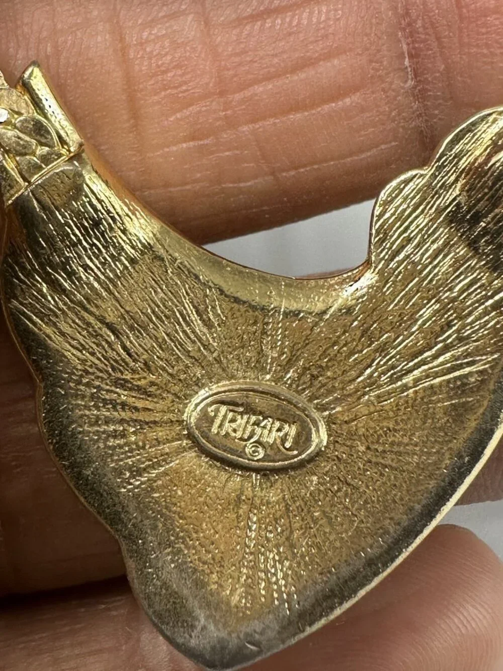 Vintage Trifari Necklace Gold Tone Beige Enamel Sea Shell Pendant Flat Chain